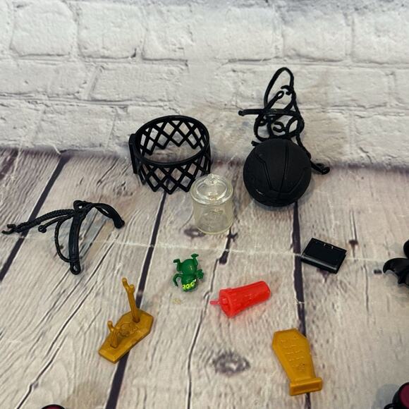 Monster High Assorted Lot of Doll Accessories - Picture 4 of 5